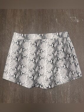 NWOT CLOUD TEN BLACK AND GREY FAUX SNAKESKIN SKORT - Size Medium SKU:182